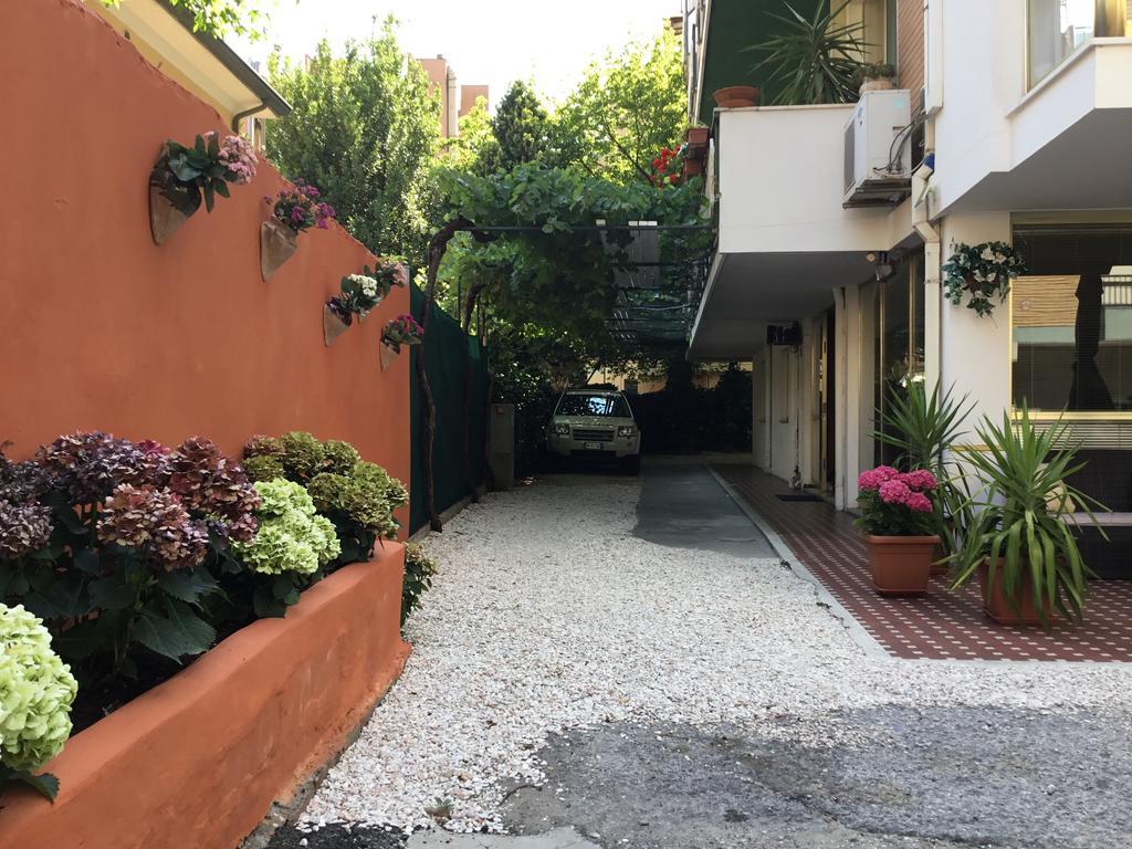 רימיני Hotel Mirella מראה חיצוני תמונה